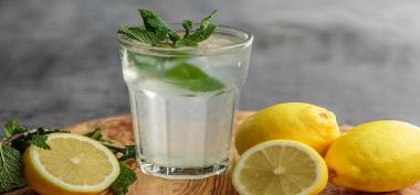 Manfaat Kesehatan Minum Air Lemon Hangat